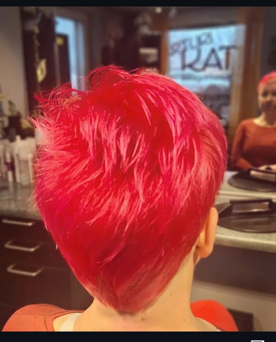 Pinkki pixie-leikkaus ja tehoväri